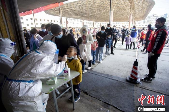 圖為10月21日,，蘭州市專門為幼兒園設(shè)置的核酸采樣點,，幼兒在家長及老師的陪同下，進(jìn)行核酸檢測,?！「哒?攝