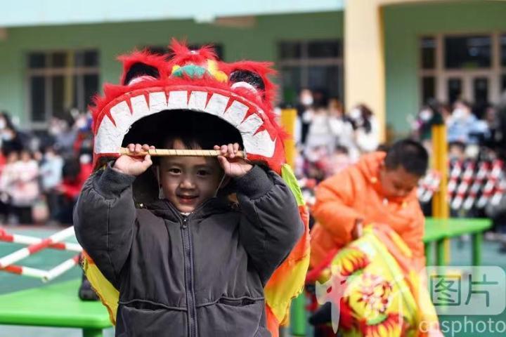 2月21日農(nóng)歷二月初二,，甘肅蘭州,，小朋友戴“獅子”頭套，準(zhǔn)備體驗(yàn)“舞獅”表演,。當(dāng)日,，甘肅省婦聯(lián)保育院舉行“二月二 龍?zhí)ь^”親子民俗體驗(yàn)活動(dòng)。 中新社記者 九美旦增 攝