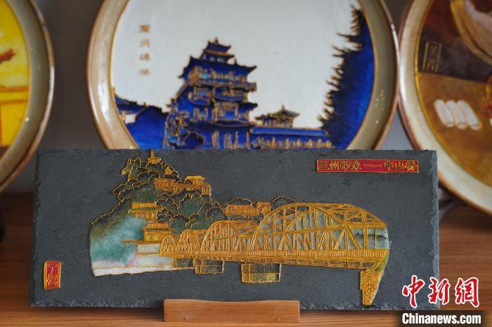 圖為李海明工作室內(nèi)展出的掐絲琺瑯畫作品,?！【琶赖┰?攝