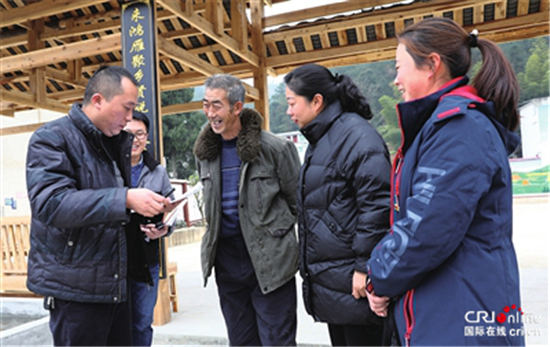 【城建頻道2019新 滾動頭條】“走”進群眾心里 “訪”出社情民意——貴州省龍里縣政法信訪系統(tǒng)干部開展“入村寨進社區(qū)走企業(yè)訪群眾”大走訪活動紀實